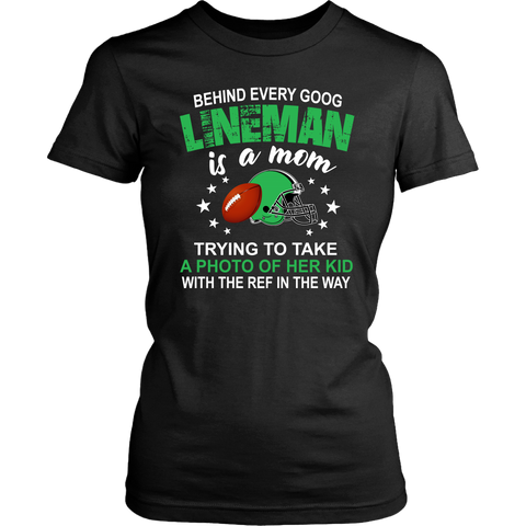 behind every good lineman is a mom trying to take wp T-shirt - Nichefamily.com